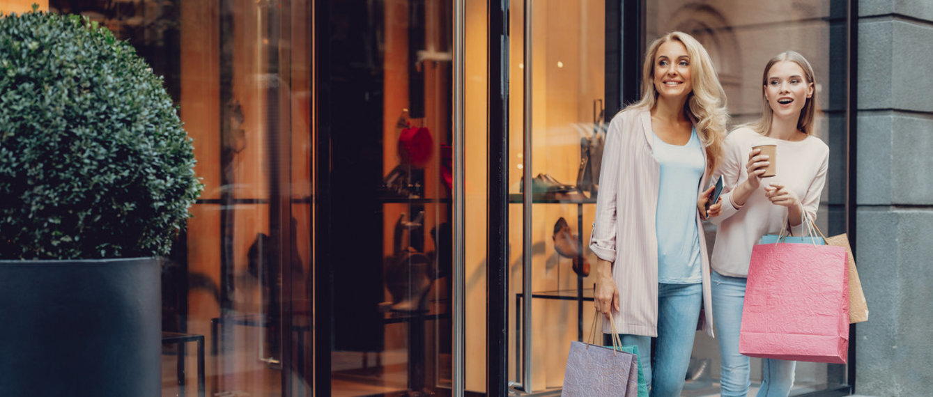 Mutter und Tochter shoppen