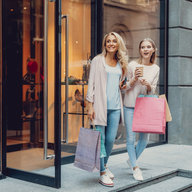 Mutter und Tochter shoppen