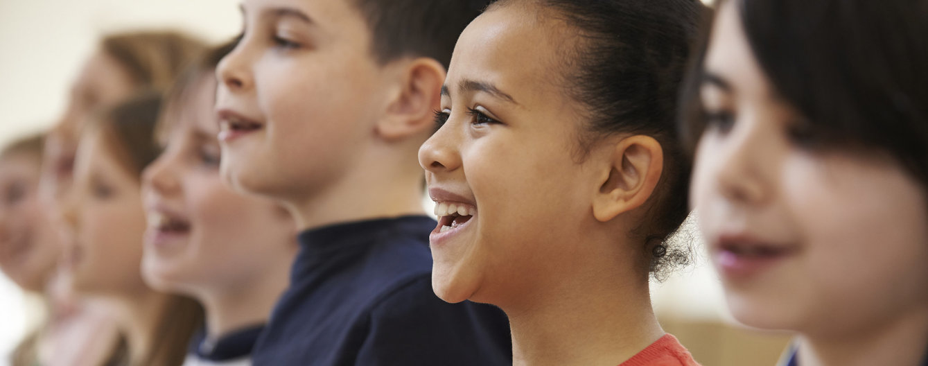 Familienpfarrgemeinderäte © iStock Kinderchor singt