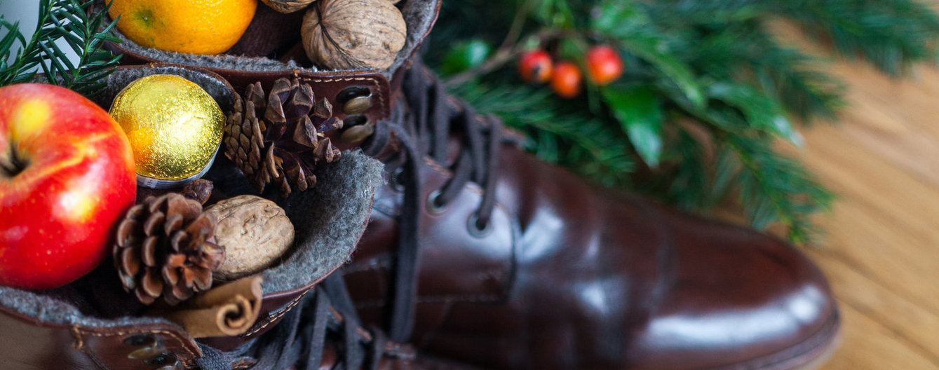 Nikolaus bei uns Zuhaus © iStock Schuhe vom Nikolaus gefüllt