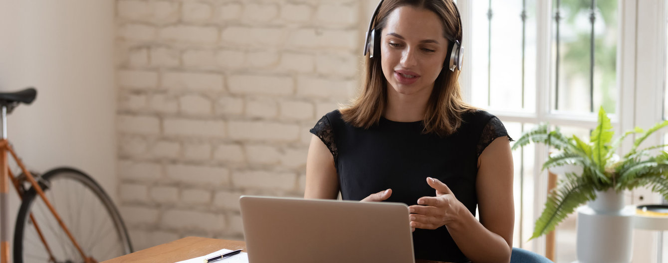 Beratungsstelle auf.leben © iStock junge Frau sitzt vor Laptop in Meeting