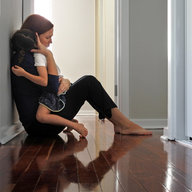 mädchen und mutter umarmen sich traurig