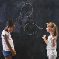 Kind kommandiert herum