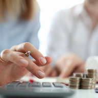 Eltern rechnen Steuern aus