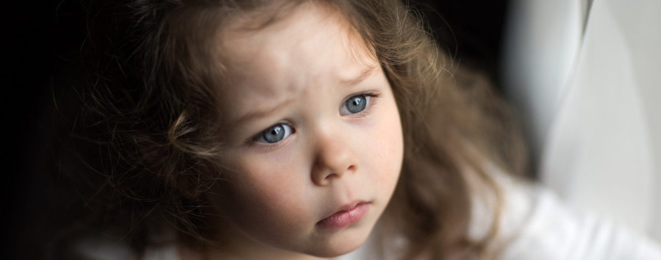 Hochsensible Kinder verstehen - meinefamilie.at Mädchen blickt traurig aus Fenster