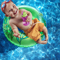 Baby pritschelt im Wasser