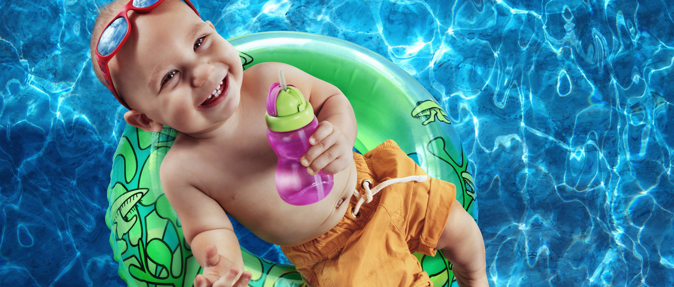 Baby pritschelt im Wasser