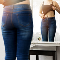 Frau sieht sich im Spiegel an