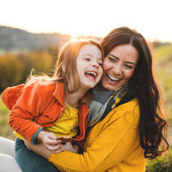 Glückliche Mama mit Tochter