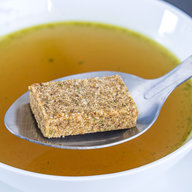 Suppenwürfel auf einem Löffel