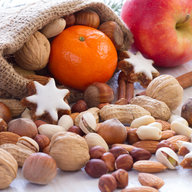 Nikolaussackerl mit Nüssen, Äpfeln und Manderinen