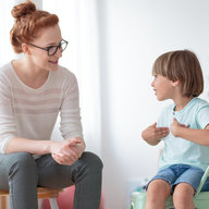 Junge bei Psychotherapeut