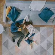 Paar sitzt im Wohnzimmer