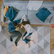 Paar sitzt im Wohnzimmer