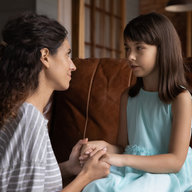 Mutter redet mit Tochter