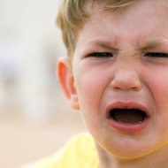 © istock kleiner Junge hat Trotzanfall