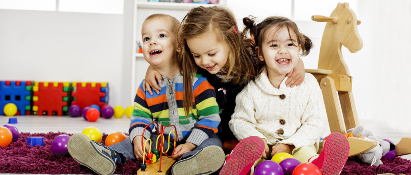 Kinder spielen im Zimmer