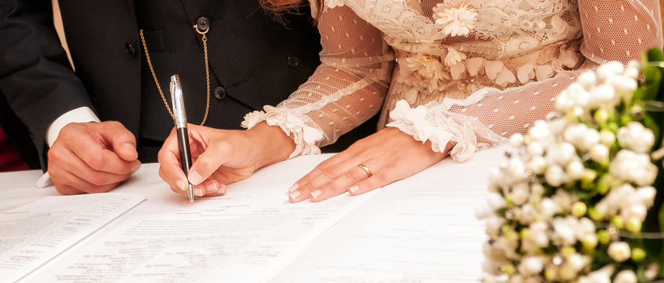 Hände der Braut bei der Unterschrift