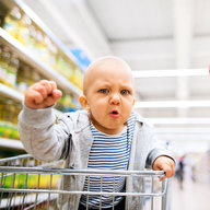Wütender Bub mit Mutter beim Einkaufen