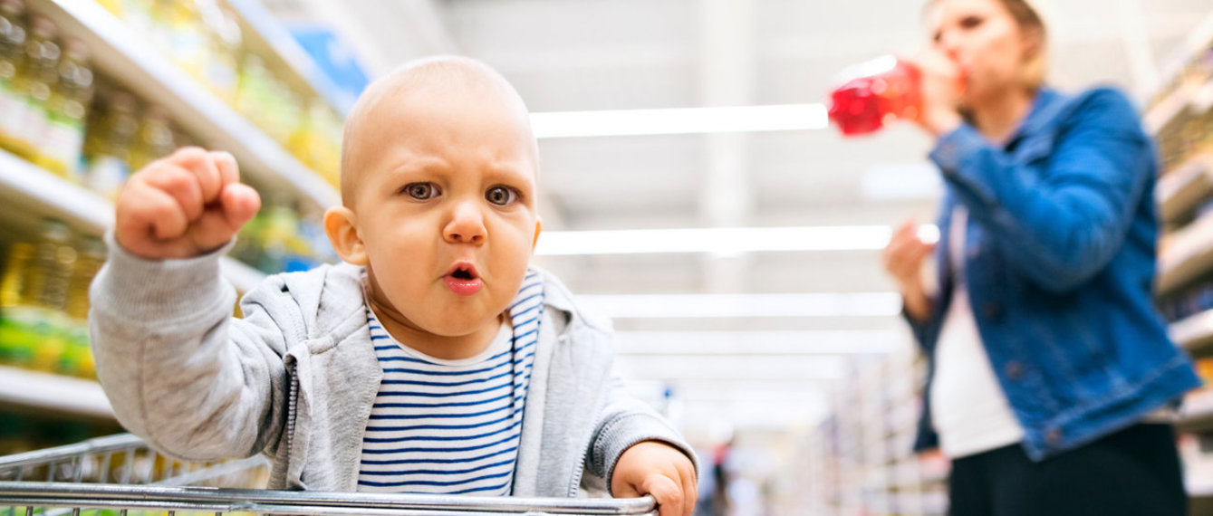 Wütender Bub mit Mutter beim Einkaufen