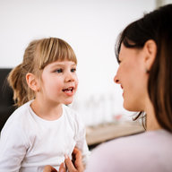 Mutter spricht mit Tochter