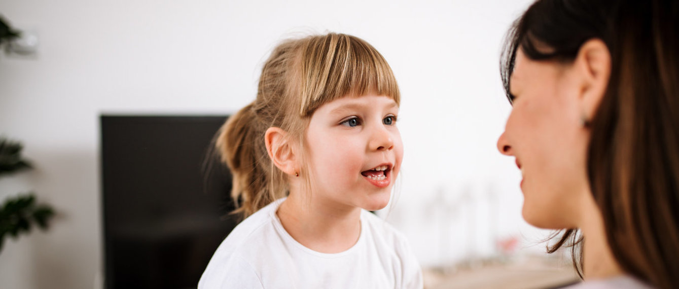 Mutter spricht mit Tochter