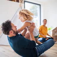 Papa blödelt mit Tochter am Boden herum