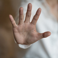 Frau zeigt Stopp mit Hand