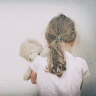 Mädchen von hinten mit Teddy