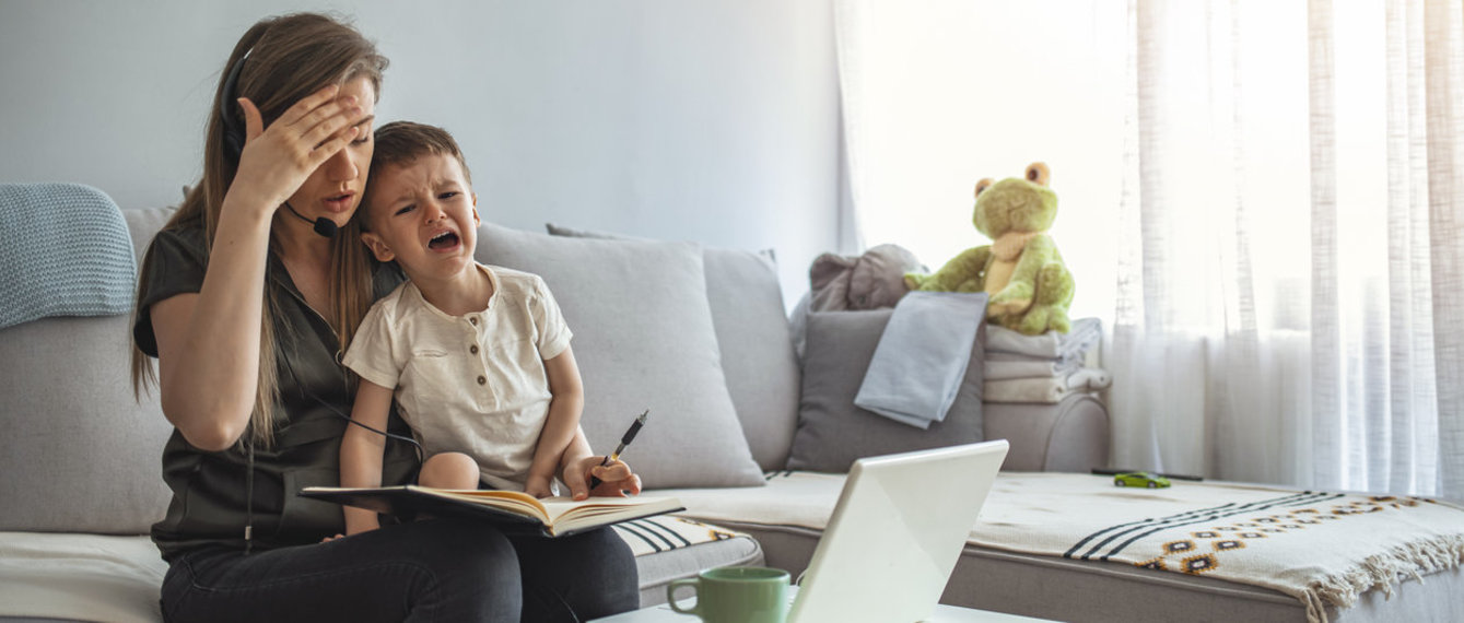 Mutter am arbeiten und aufpassen