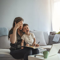 Mutter am arbeiten und aufpassen