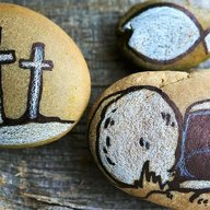 mit kirchlichen Symbolen bemalte Steine