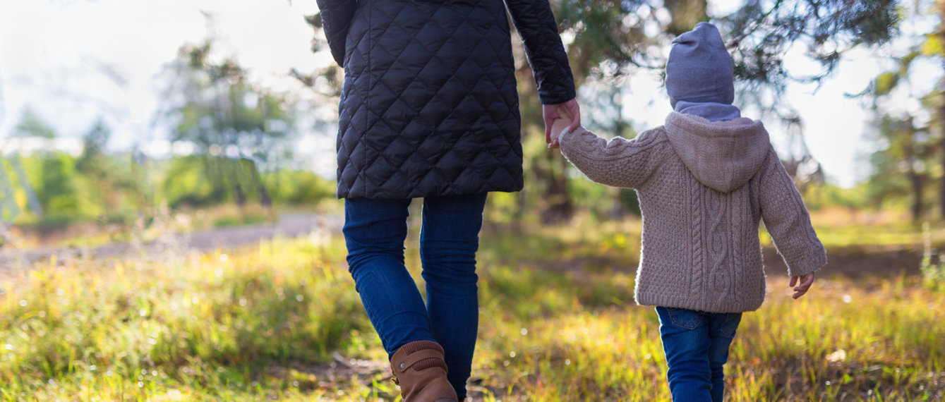 Mutter spaziert mit Tochter