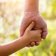Vater hält Kinderhand