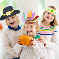 Kinder mit buntem Kopfschmuck