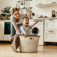 Mutter und Sohn machen Wäsche