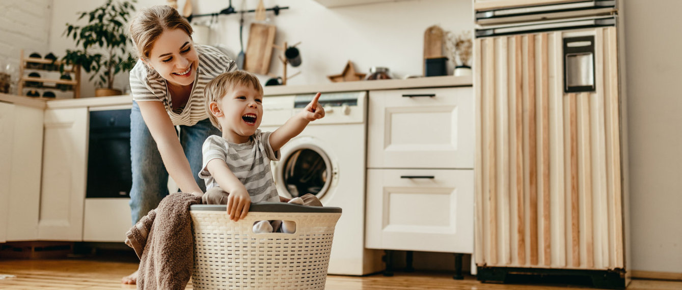 Mutter und Sohn machen Wäsche