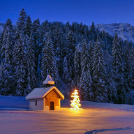 Kapelle im Dunkeln mit beleuchtetem Christbaum