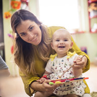 Kindergärtnerin mit kleinem Mädchen