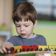 Bub spielt mit Holzzug