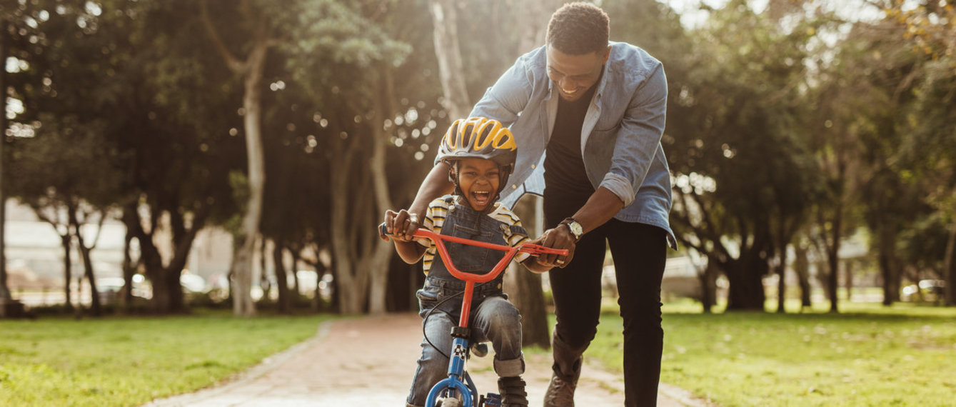 Vater bringt Sohn Radfahren bei