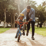 Vater bringt Sohn Radfahren bei
