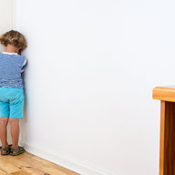 Kind steht in der Ecke und weint