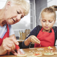 Oma bäckt mit Enkelin Kekse