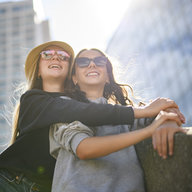 Mutter und Tochter beim Städtetripp
