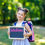 Mädchen beim Schulstart mit Schultasche