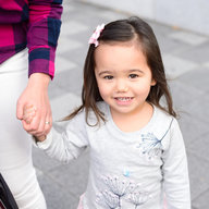 Tochter hält die Hand von Mutter