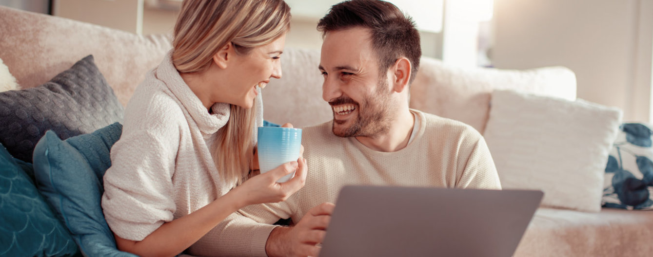 Verhütung und Natürliche Empfängnisregelung - meinefamilie.at Paar reden und lachen