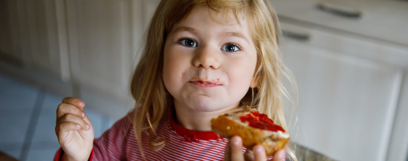Selbstständigkeit für Kleinkinder im Alltag – Essen & Trinken nach Montessori - meinefamilie.at Mädchen isst selbstständig
