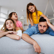 Eltern erschöpft durch Kinder